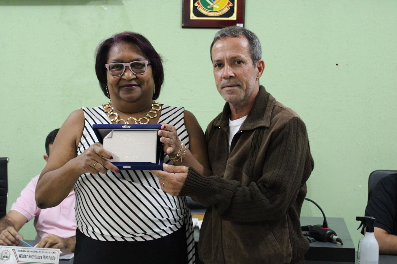 Câmara Municipal de Recreio homenageia servidora Terezinha Helena pelos 40 anos de dedicação